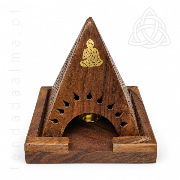 Porta-Incenso Pirâmide de Madeira castanha com imagem dourada de Buda, abertura frontal, perfurações decorativas e base quadrada.