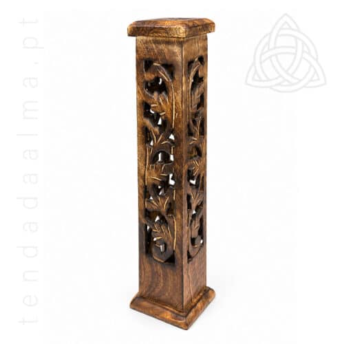 Incensário Torre em Madeira – Modelo 468261, com estrutura vertical decorativa e aberturas para circulação do fumo.