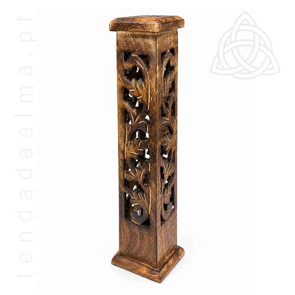 Incensário Torre em Madeira – Modelo 468261, com estrutura vertical decorativa e aberturas para circulação do fumo.