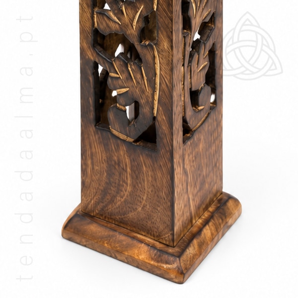 Incensário Torre em Madeira – Modelo 468261, com estrutura vertical decorativa e aberturas para circulação do fumo.