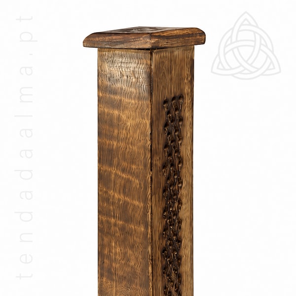 Incensário Torre em Madeira com cabeça de buda gravada, com estrutura vertical decorativa e aberturas para circulação do fumo.