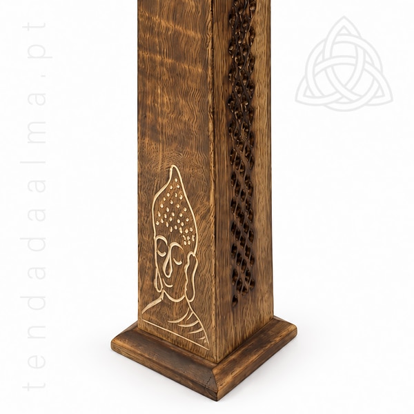 Incensário Torre em Madeira com cabeça de buda gravada, com estrutura vertical decorativa e aberturas para circulação do fumo.