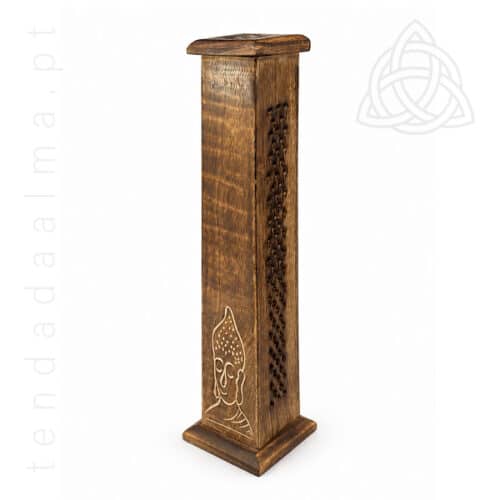Incensário Torre em Madeira com cabeça de buda gravada, com estrutura vertical decorativa e aberturas para circulação do fumo.