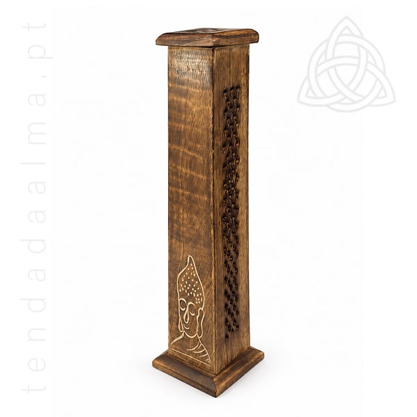 Incensário Torre em Madeira com cabeça de buda gravada, com estrutura vertical decorativa e aberturas para circulação do fumo.