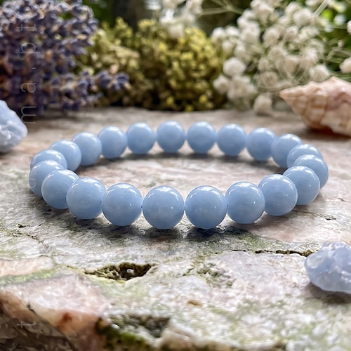 Pulseira de Angelita em pedra natural azul-celeste, com contas redondas polidas e fio elástico.