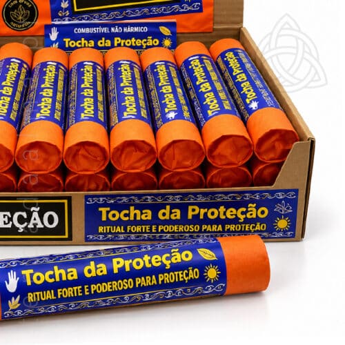 Tocha da Proteção ritualística, envolvida em papel laranja com rótulo azul, apresentada individualmente e em caixa expositora.