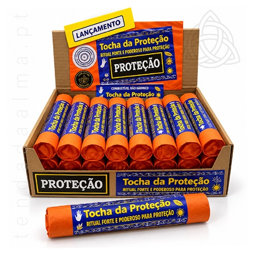 Tocha da Proteção ritualística, envolvida em papel laranja com rótulo azul, apresentada individualmente e em caixa expositora.